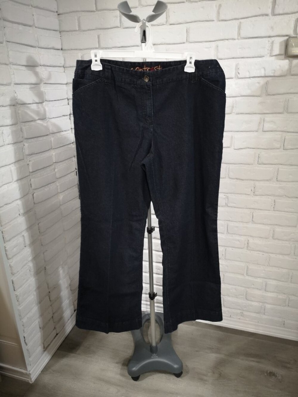 Contrast Ladies Sise 20 Dark Wash Slight Flare Zipper & Button Closure Jeans